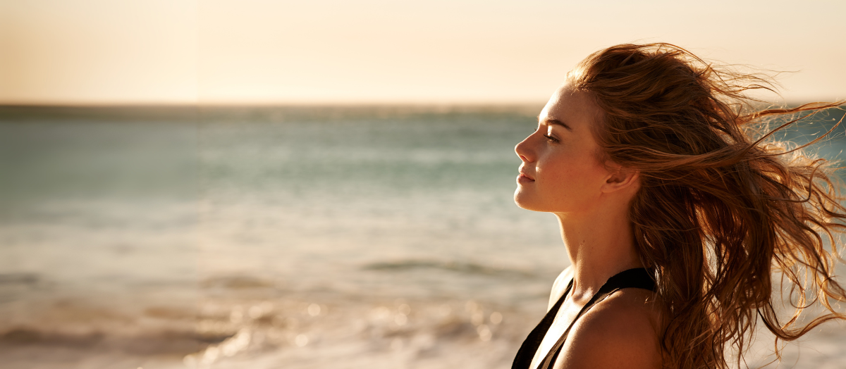 Schöne Haare im Sommer – Ernährungstipps & Pflegetricks für mehr Glanz